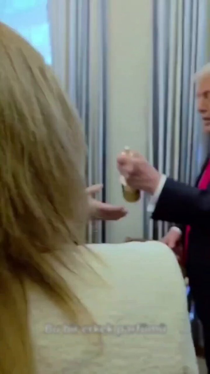 Trump ile Suriye Lideri Ahmed Şara'ya parfüm hediye etti. “Bu parfüm senin için, diğeri de karın için. Kaç karın var?” Şara: “Sadece bir tane.” Trump: “Asla bilemezsin!”