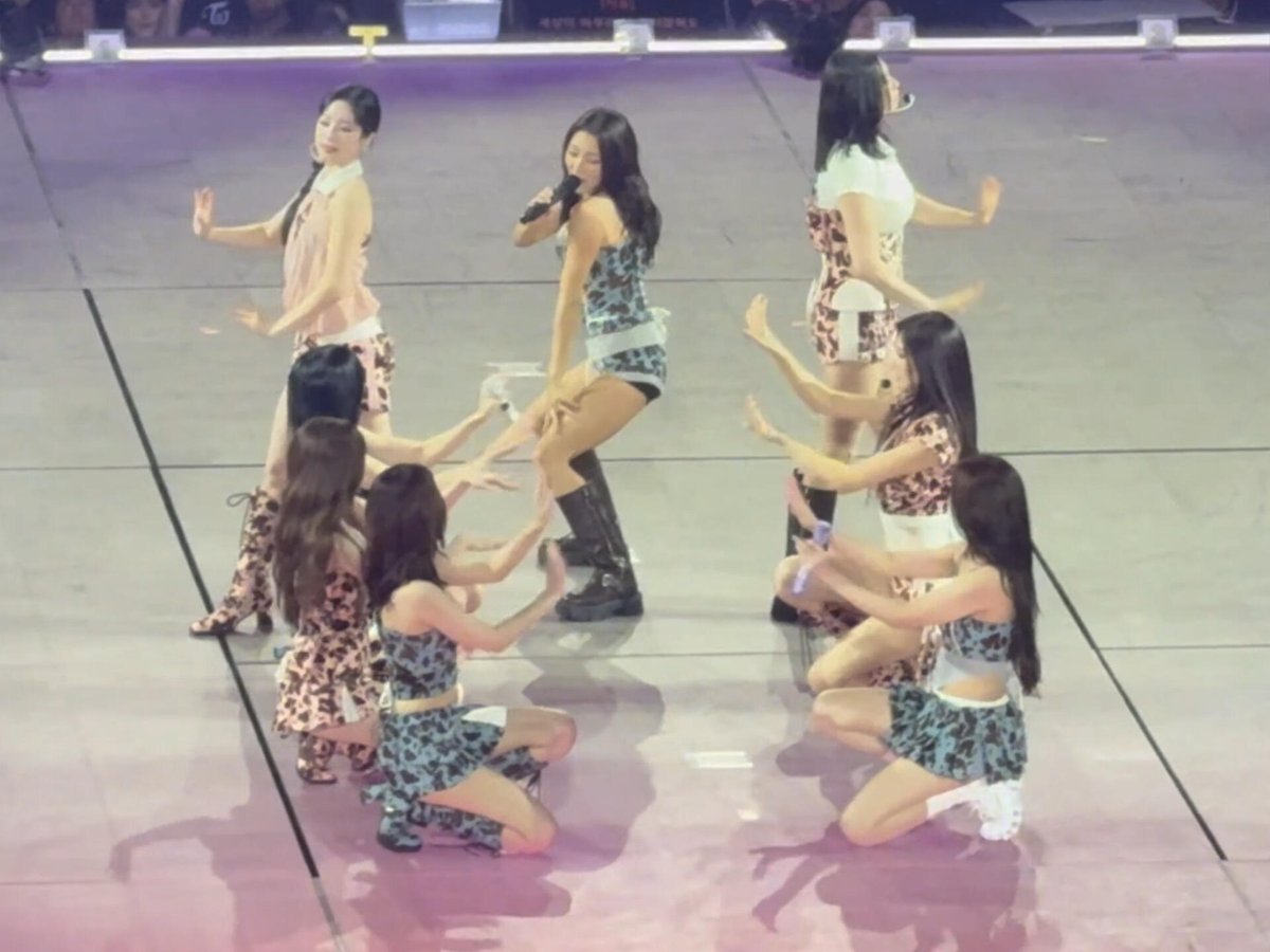 JIHYO AND NAYEON TWERKING TO FEEL SPECIAL 😭😭