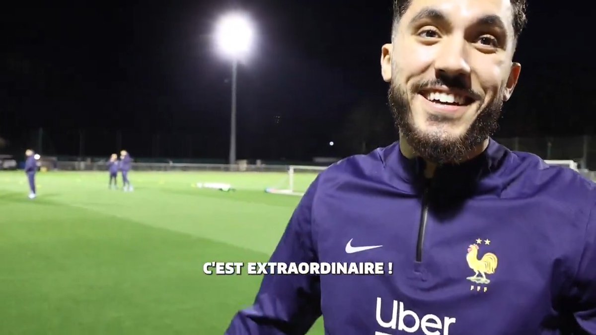 Quand Rayan Cherki et Malo Gusto rencontrent Monsieur Petit, un supporter des Bleus âgé de… 100 ans (et bientôt 101) ! 😍🇫🇷 Il était arbitre officiel à 97 ans. 🤯 🎥 FFF