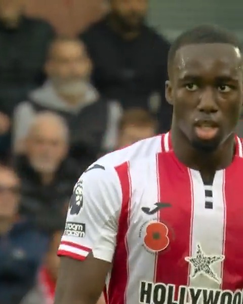 🇮🇹🪄 No problem for Brentford right-back Michael Kayode (21)! 🥶