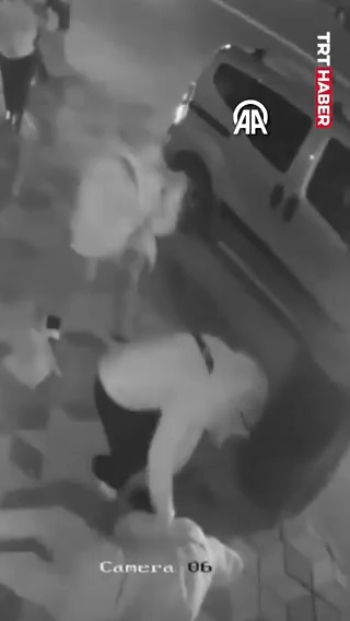 Ankara Mamak'ta bir sürücü, otobüs durağında bekleyen kalabalığın arasına daldı. Kazada 6 kişi yaralandı.