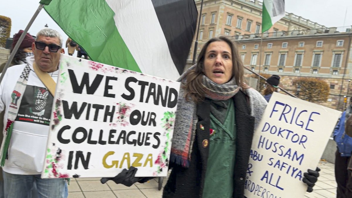 Jag fick höra att en grupp Palestinaaktivister hade inlett en så kallad “hungerstrejk” utanför riksdagen. När jag kom dit möttes jag av samma yrkesdemonstranter som brukar hålla till kring riksdagshuset – med Golamreza “Palestinagubben” Harati och den sparkade kommunisten Lorena Delgado Varas i spetsen. På frågan om hur det kommer sig att så många av dem finansierar sin aktivism genom att leva på bidrag, svarade en av aktivisterna med att skylla ifrån sig på kungen – och spottade senare på Nick Alinia. När jag frågade hur de hade tänkt sig att patienter från Gaza skulle kunna vårdas i Sverige mitt under en pågående vårdkris, blev det tyst. Det verkade mer intressant att skrika på utrikesministern som råkade passera förbi. 📹 Se hela reportaget: 💸 Stötta min journalistik genom att swisha ett bidrag till 123-697 89 69. 🫵 Vill du ta del av exklusivt innehåll? Bli då prenumerant för endast 60 kr/mån.