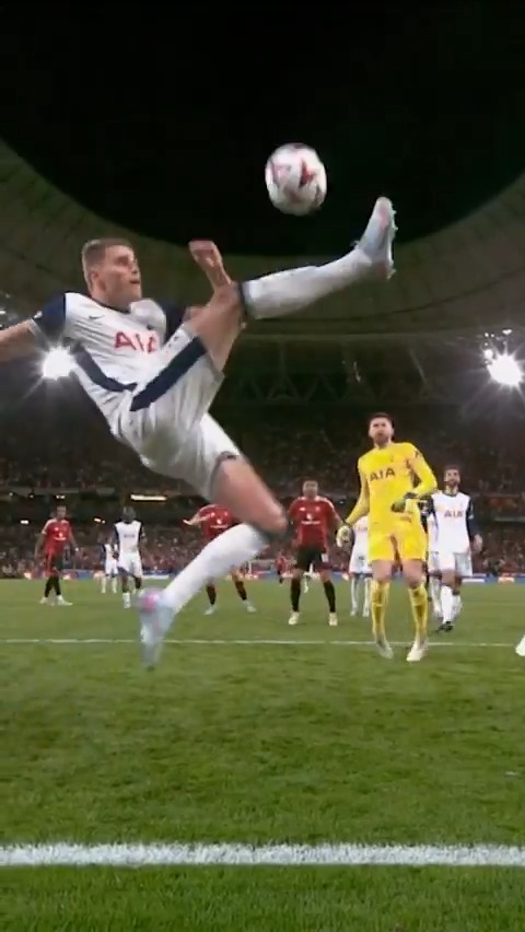 You’re into the last 30 minutes of the Europa League final, your team are 1-0 up holding onto victory to claim their first trophy in 17 years and Micky Van de Ven pulls THIS off… Simply incredible.