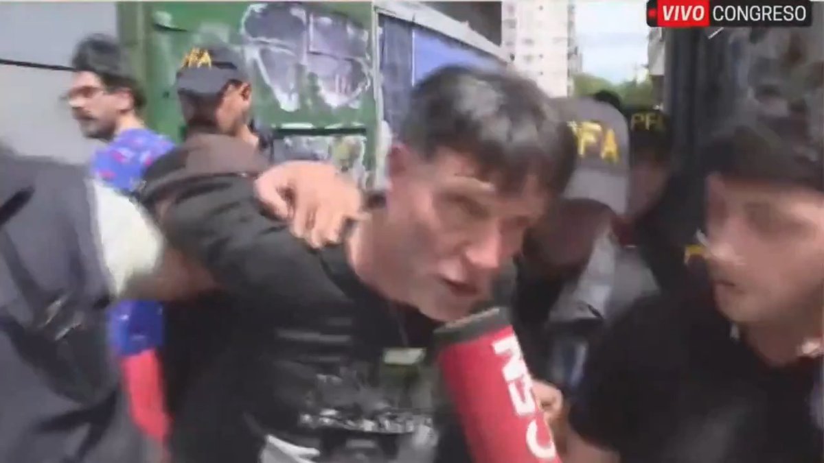 "Padre Paco": Porque fue detenido durante las protestas frente al Congreso