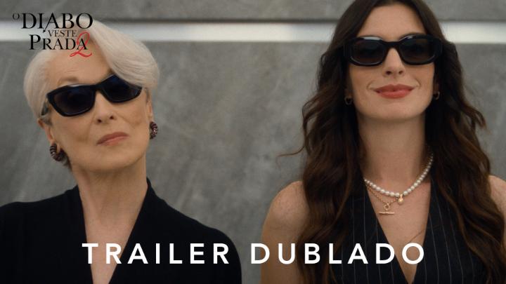 O teaser de O Diabo Veste Prada 2 não mostra absolutamente nada e ainda assim impacta pela trilha inesquecível de Vogue e pela aparição de Meryl Streep e Anne Hathaway juntas. É a força de um filme que até hoje está na memória do público. Simples assim.