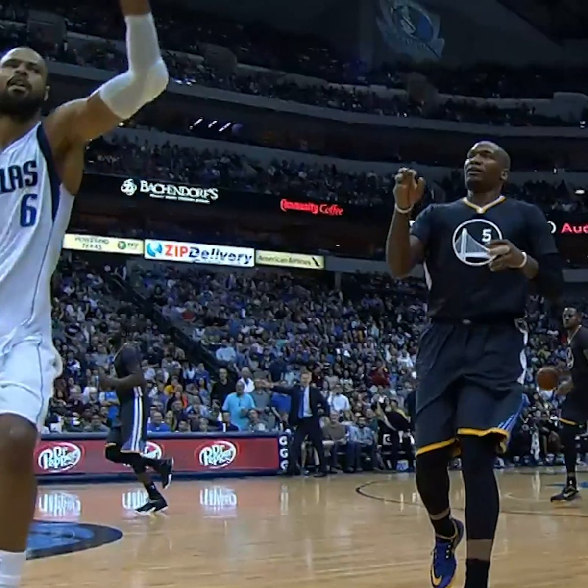 When Tyson Chandler wouldn’t let Mo Speights have his shoe back mid-game #MFFL