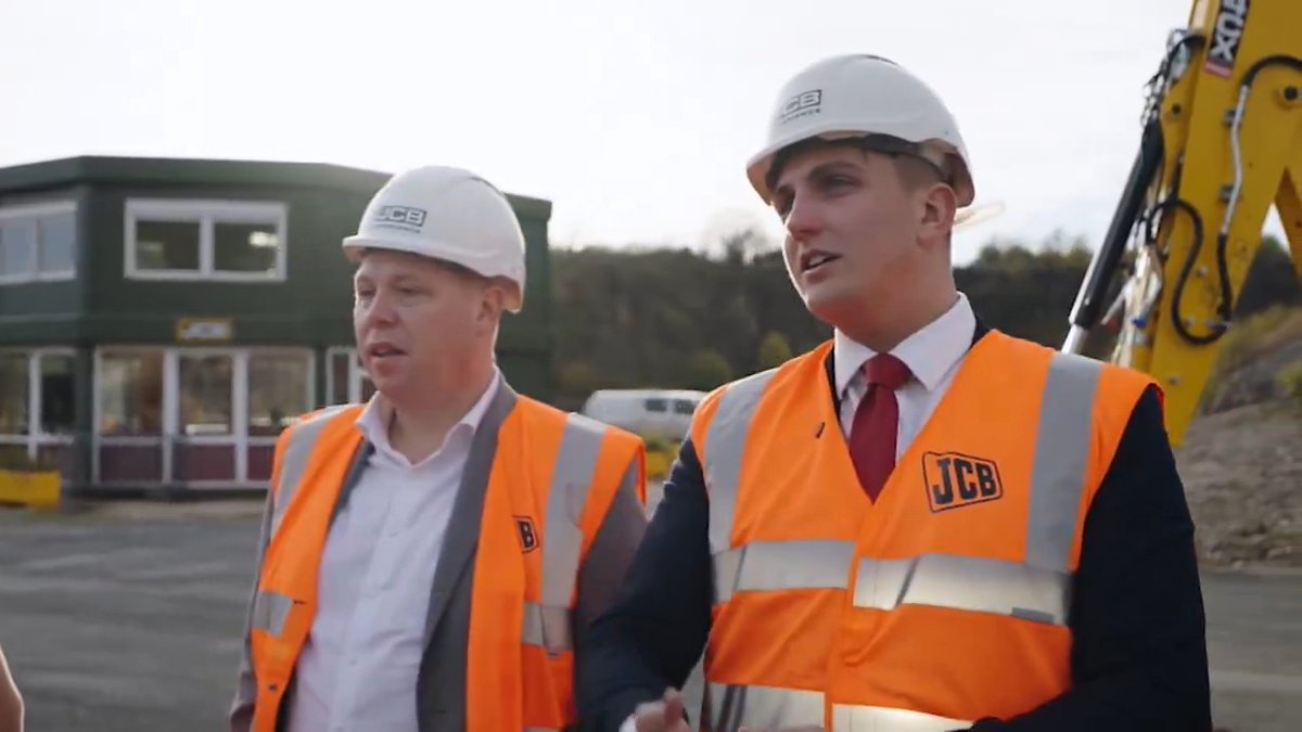 Cllr George Finch, Leader of Warwickshire County Council, visited the home of JCB. He discussed innovative and cost-effective solutions for fixing Warwickshire‘s broken roads. 🇬🇧