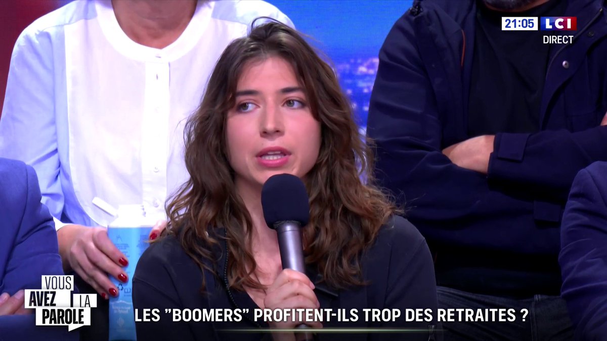 🗣️ "Je ne veux pas perdre ma vie à travailler et encore moins mourir en travaillant" : Cassandra, 22 ans, étudiante en sociologie obligée de travailler en restauration pour financer ses études ➡️ Darius Rochebin