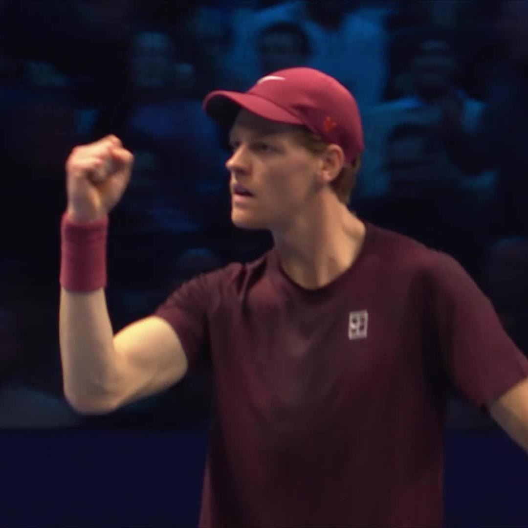 Out in front ✅ Sinner takes the opener 6-4 to move one set from the #NittoATPFinals semis