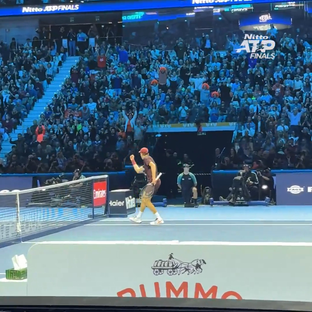 🔥🔥🔥Lo scambio che è valso il primo set a #Sinner visto guardando solo ai suoi movimenti da cui si apprezzano aggressività e velocità #NittoATPFinals