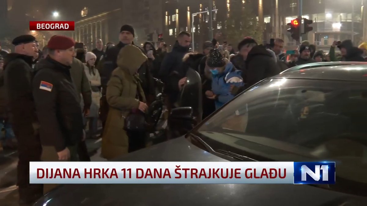 Dijana Hrka se vratila iz bolnice, nastavlja štrajk glađu pored Skupštine
