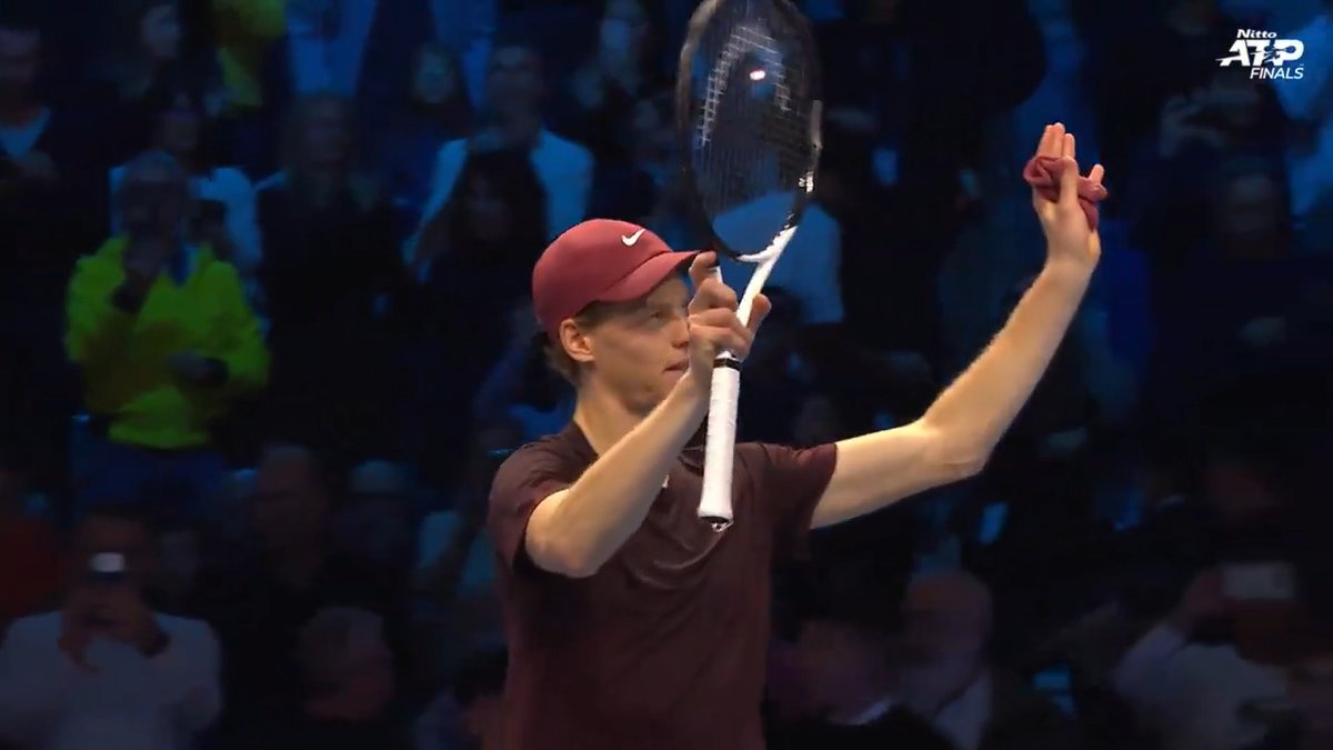 14(!!!) sets in a row at the #NittoATPFinals 🤯 Jannik Sinner extends his win streak on indoor hard courts to 28 matches after a comprehesive straight sets victory over Zverev!