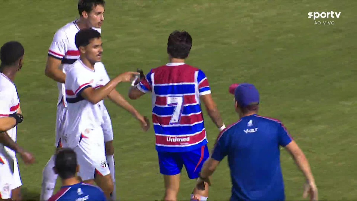 ⚠️ Volante do São Paulo acusa atacante do Fortaleza de racismo em jogo pela Copa do Brasil sub-20. O lance ocorreu no 1º tempo. O jogador do Fortaleza foi substituído no intervalo da partida. 🗞 | 🎥 sportv ge