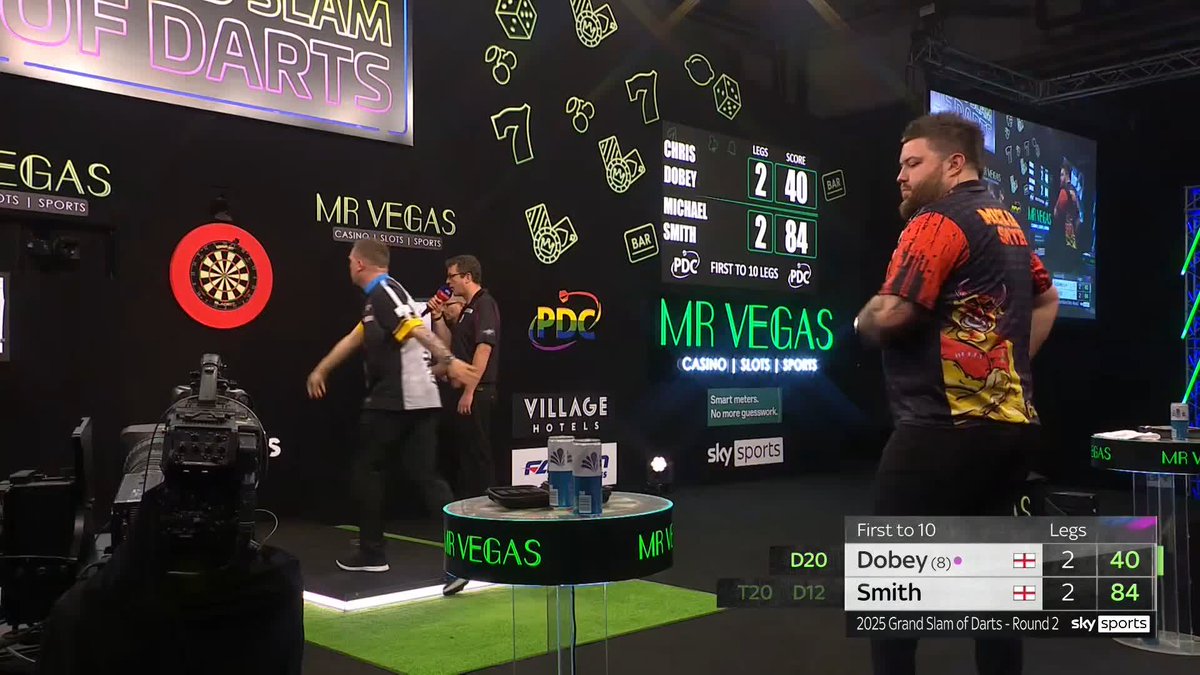ADVANTAGE DOBEY! Five consecutive holds of throw to kick off our final game of the evening, and it's Chris Dobey who boasts a slender lead over 2022 champion Michael Smith! 📺 #GSOD | R2