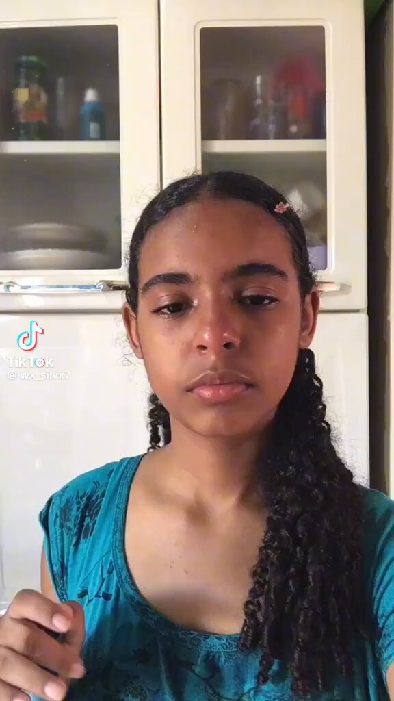 Era pra essa menina estar brincando, saindo com as amigas, vivendo a juventude, mas ela carrega o peso dos pais, o peso da vida atual de redes sociais, o peso da exploração capitalista. Difícil assistir. Muitas camadas.