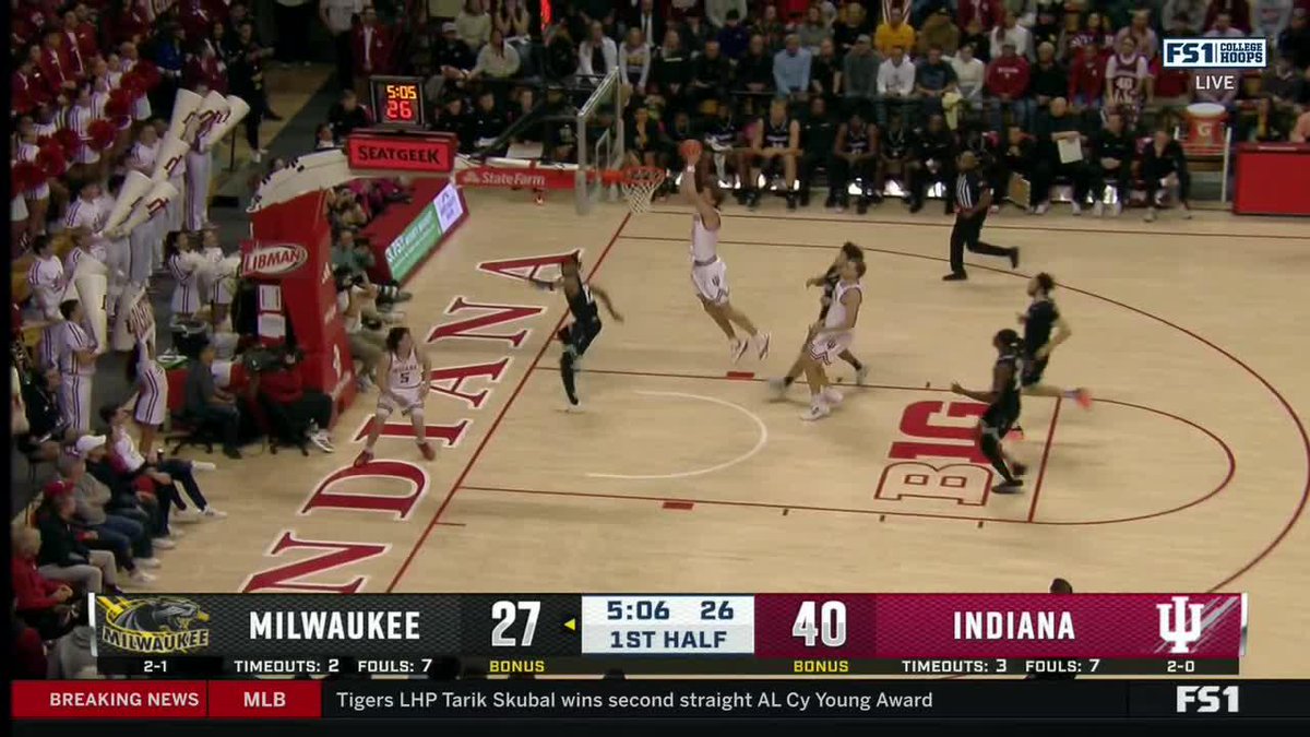 LOBBED IT OFF THE BACKBOARD 😳 Indiana Basketball (via Big Ten Men's Basketball)