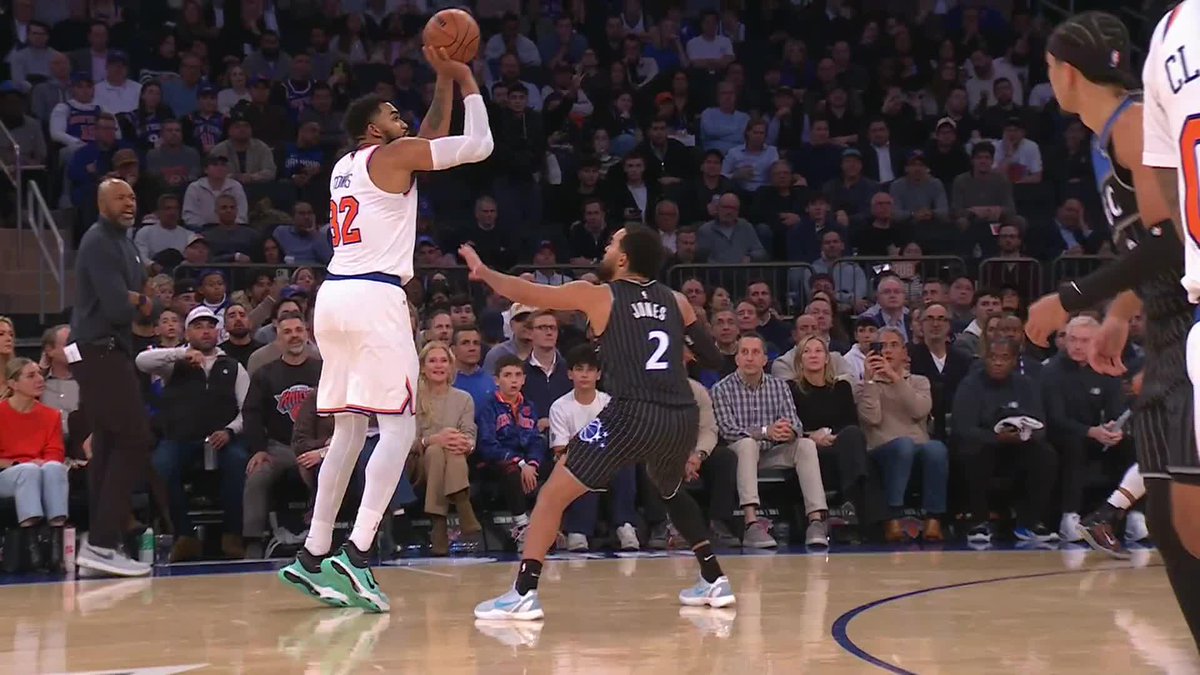 KAT for three to cut the lead in New York. Can the Knicks mount a comeback? 🤔 Watch now on ESPN and the ESPN App!