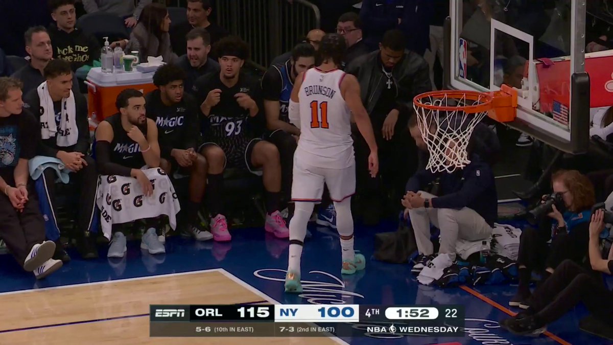 Jalen Brunson headed to the locker room with an apparent leg injury at the end of Magic-Knicks.