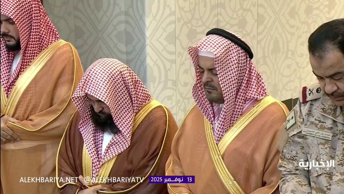 نائب أمير مكة يؤدي صلاة الاستسقاء في المسجد الحرام. -