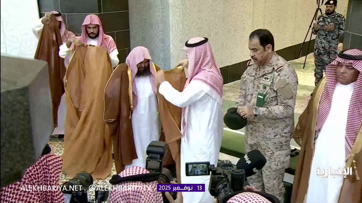 اقتداءً بسنة المصطفى عند تأخر نزول المطر.. نائب أمير مكة المكرمة الأمير سعود بن مشعل يقلب رداءه بعد الانتهاء من صلاة الاستسقاء ⁧#الإخبارية