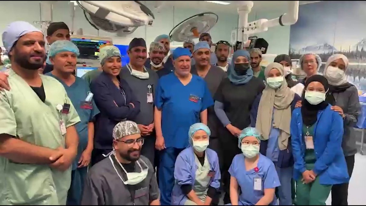 لحظة التقاط الصورة الجماعية للفريق الطبي السعودي في عملية فصل التوأم الجامايكي "أزاريا وأزورا" #الإخبارية