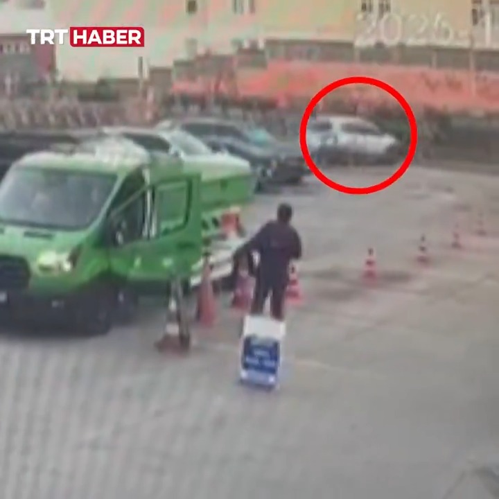 İstanbul Bahçelievler'de bir otoparkta direksiyon hakimiyetini kaybeden sürücü, 9 araca çarptıktan sonra 5 metrelik yükseklikten düştü.