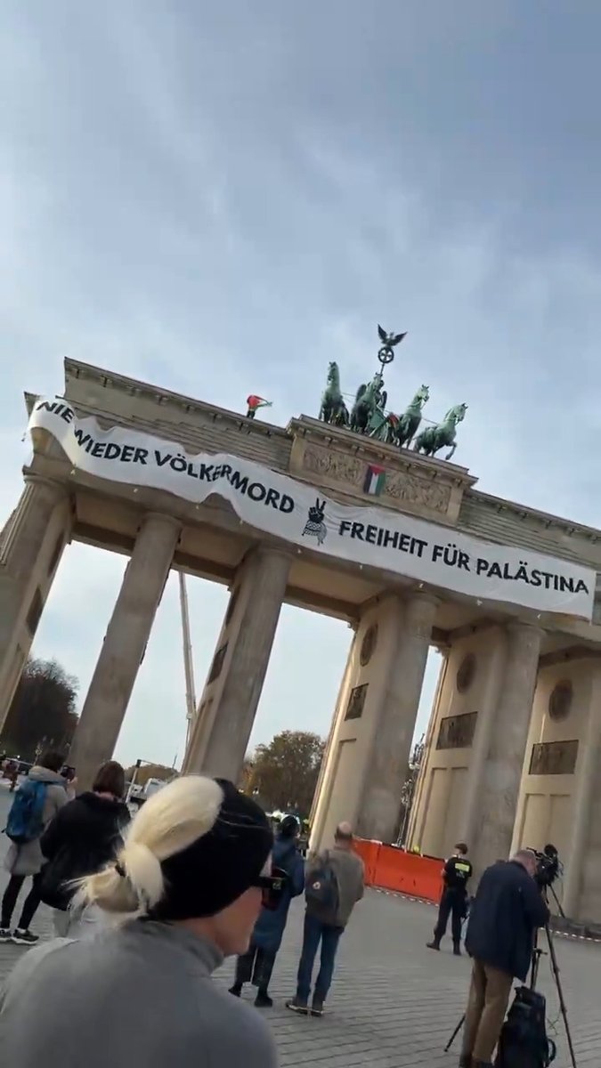 Breaking: Aktivisten der Gruppe »Peacefully Against Genocide« haben das Brandenburger Tor in Berlin besetzt und ein Transparent gegen den Genozid in Gaza aufgehängt. Die Polizei ist vor Ort und hat den Bereich abgesperrt. #b1311