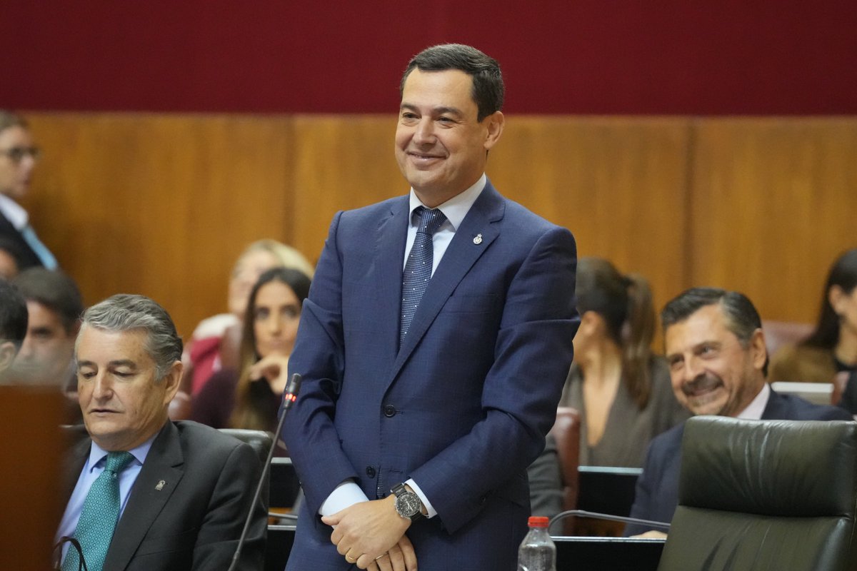 Ya que Sánchez tiene tanto empeño en hacerle oposición a Andalucía... Propongo al Parlamento que le invite a participar en el Debate sobre el estado de la Comunidad que vamos a celebrar próximamente. Podrá ver cómo gobernamos aquí, con honestidad y transparencia.