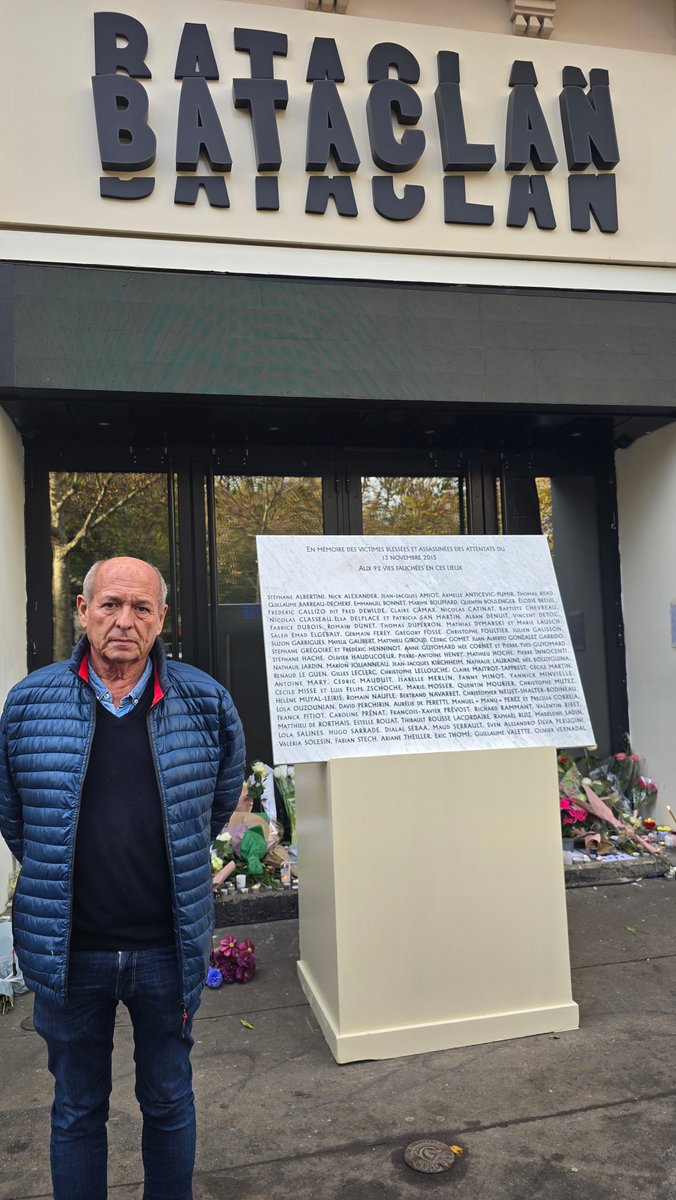 Patrick Jardin, devant le Bataclan, nous montre le nom de sa fille sur la plaque commémorative. « Tous les matins quand je me lève je pense à ma fille, tous les soirs quand je me couche je pense à ma fille. Un jour il y aura un trou dans la raquette et ça recommencera. »