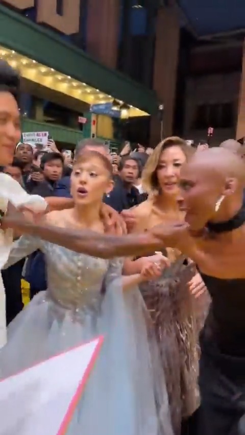 "Cynthia": Por lo que sucedió durante la llegada del elenco de #WickedForGood a la premiere en Singapur