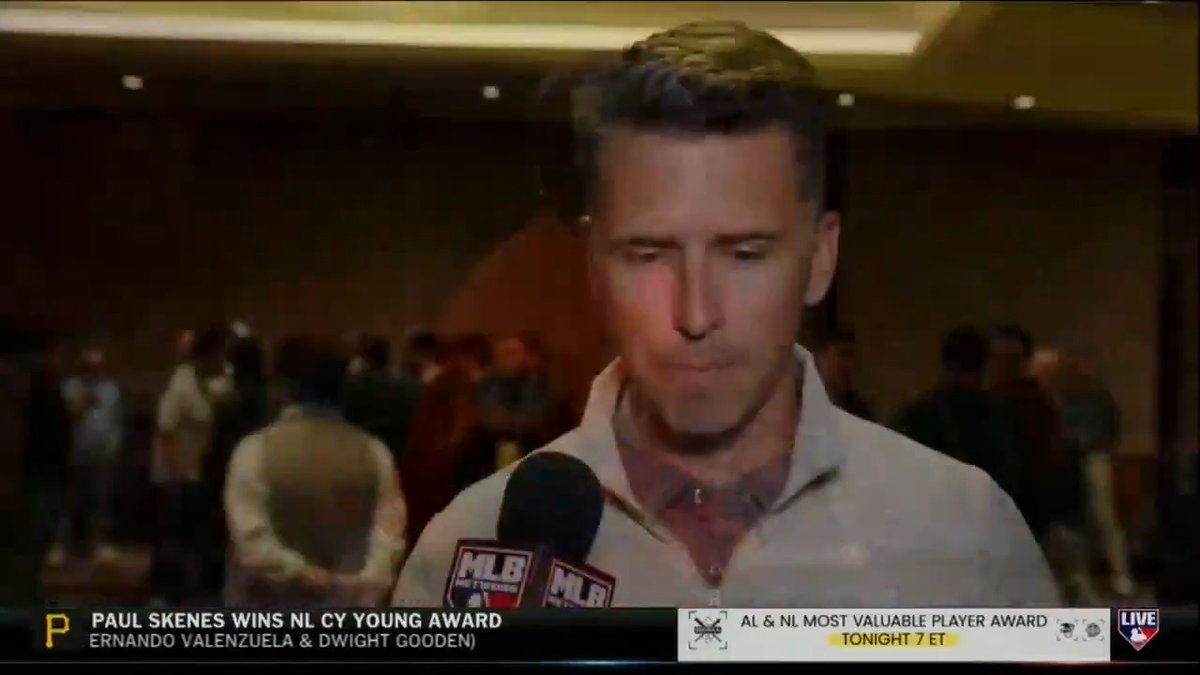 "They might be one free agent arm, one free agent bat away from seriously challenging for a playoff spot in 2026." Jon Morosi joins #MLBNHotStove to expand on the Giants' outlook after speaking with Buster Posey yesterday.