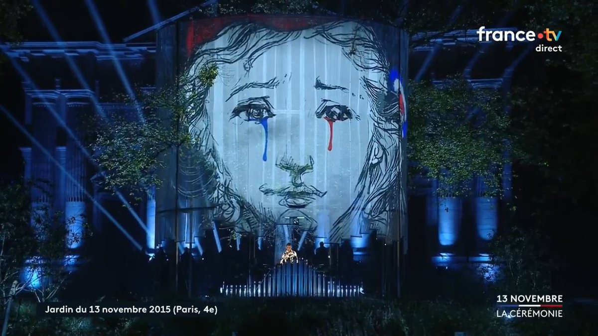 Après le son des cloches de Notre-Dame, la cérémonie d'hommage aux victimes du #13novembre s'ouvre sur "Hells Bells" interprétée par l'organiste Ann Shirley. Suivez la cérémonie 👉