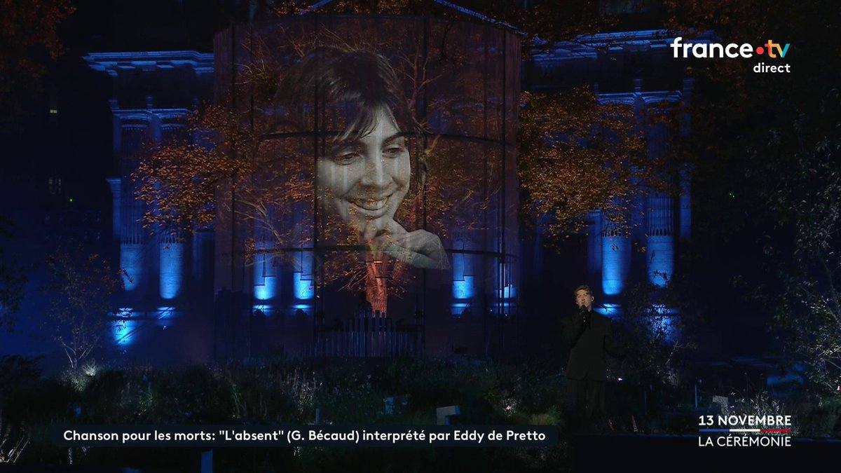 Eddy de Pretto interprète “L’absent“ de Gilbert Bécaud, lors de la cérémonie en hommage aux victimes des attentats dans le Jardin du 13 novembre 2015 (Paris 4e). #13Novembre