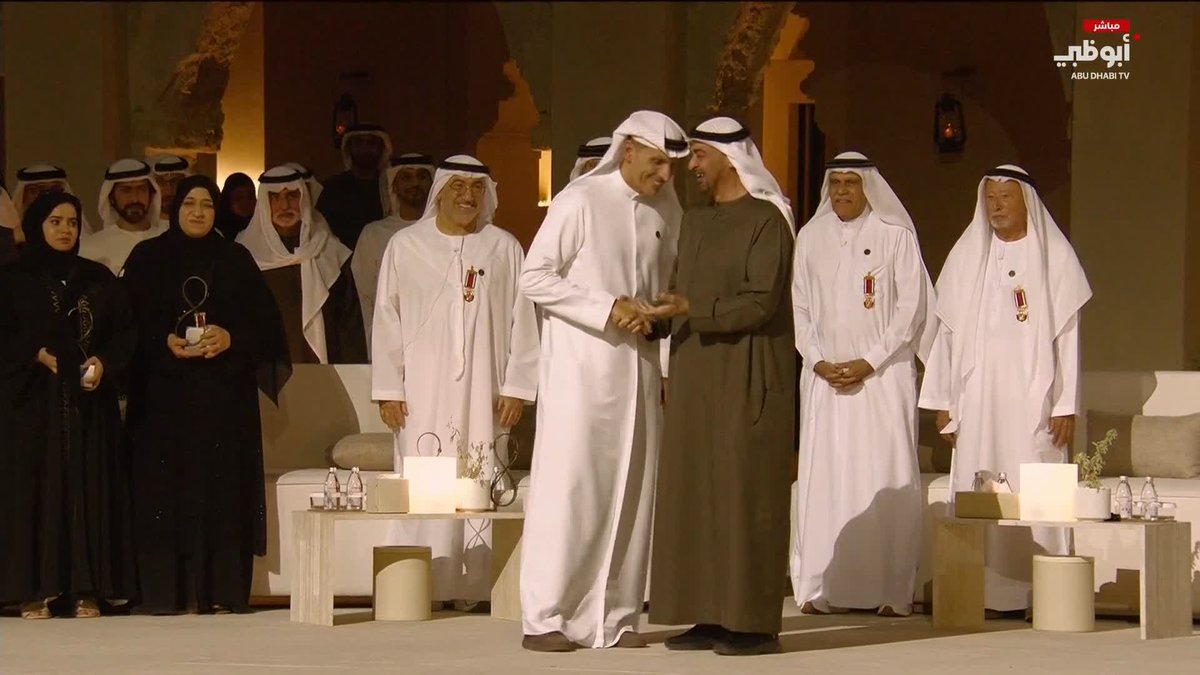 🇦🇪 رئيس الدولة يكرم خلدون خليفة المبارك رئيس مانشستر سيتي بوسام وجائزة أبوظبي ❤️