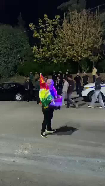 هل سينشر رسلي اوغلو؟! هل سينشر المدونين اللي محد يحب العراق بگدهم؟! هل سيدين ويستنكر احد؟!
