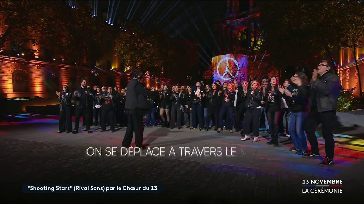 🔴 🗣️ DIRECT - Le Chœur du 13, composé de rescapés et de proches de victimes, interprète "Shooting Stars", du groupe Rival Sons. Ce moment musical clôture la cérémonie d'hommage aux victimes des attentats terroristes de Paris et de Saint-Denis. #13novembre