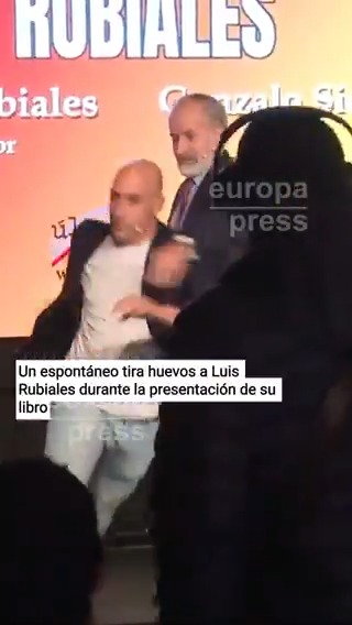 Un hombre tira huevos a Luis Rubiales en la presentación de su libro