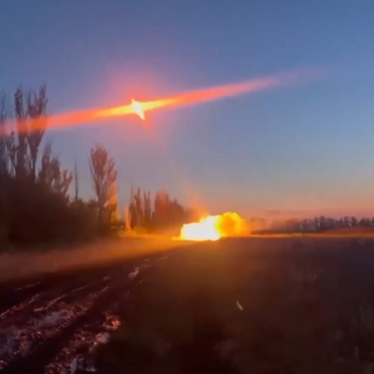 🇷🇺🇺🇦 | GUERRA UCRANIA-RUSIA: Ataque de cohetes rusos contra las tropas ucranianas. La dotación de un lanzacohetes múltiple ruso BM-21 Grad arrasó con varios misiles una concentración de las Fuerzas Armadas de Ucrania en la provincia de Zaporozhie.