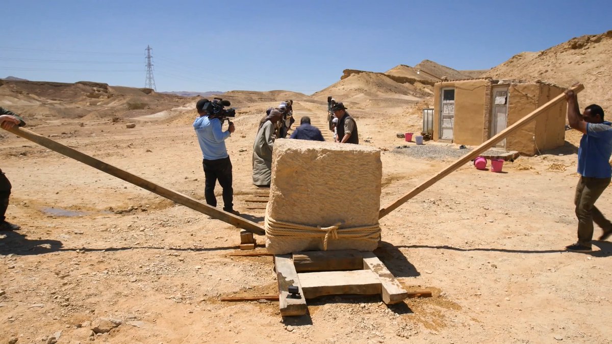 Watch a 2-TON stone dragged a very short distance by 30 men… Then realize that ancient Egyptians mysteriously transported the 1,000-TON Ramesseum Statue 170 miles Guys, that’s 500X HEAVIER than this…🤯👇🏻