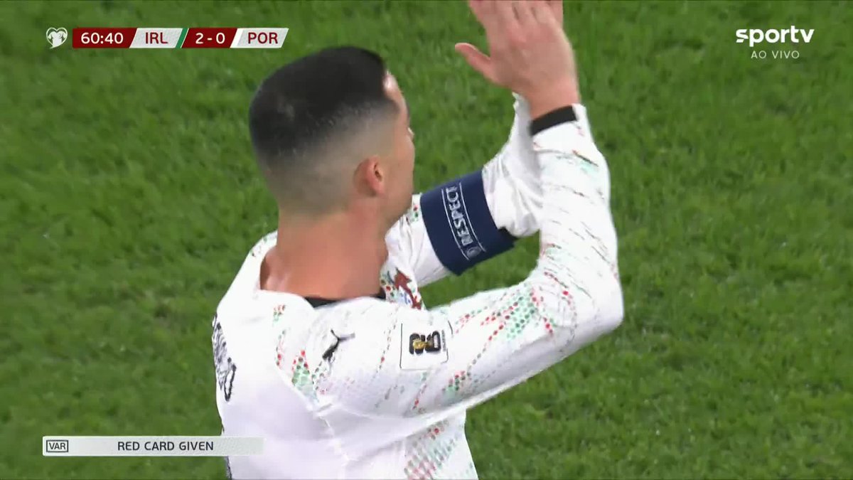 🟥 A expulsão de Cristiano Ronaldo em Irlanda x Portugal. O craque português saiu de campo aplaudindo ironicamente a arbitragem. 🎥 sportv | ge