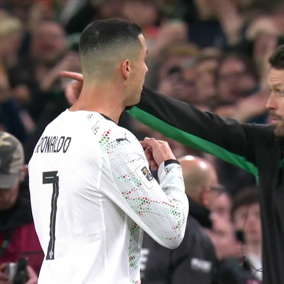 Ronaldo wyrzucony! ❌ 61. minuta i… Cristiano Ronaldo wylatuje z boiska. Po analizie VAR sędzia pokazał mu czerwoną kartkę za uderzenie łokciem rywala 🤯