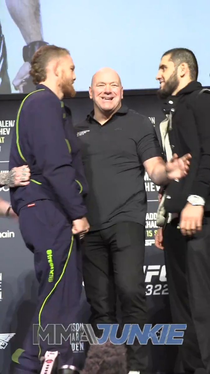 That lingering moment to end the Jack Della Maddalena vs. Islam Makhachev faceoff at the #UFC322 press conference 💥👀