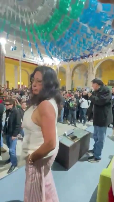 “¡Que se baje! ¡Que se baje!”. Entre gritos y reclamos, alumnos de la Universidad de #Guanajuato abuchearon al senador Gerardo Fernández #Noroña tras ser cuestionado sobre violencia, privilegios y viejas polémicas. Así lo corrieron: