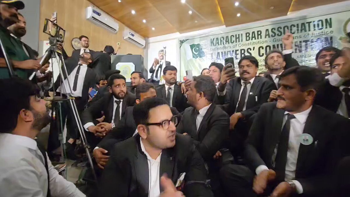کراچی بار ایسوسی ایشن میں کراچی وکلاء کےنعرے یہ جو دہشتگردی ہے اسکے پہچے وردی ہے یہ کرنل جرنل دہشتگرد یہ وردی والے دہشتگرد یہ جو آئین گردی ہے اسکے پہیچے وردی ہے اب پولیس سمیت باقی بدمعاش اداروں کو چیلینج ہے کہ جا کر ان کالے کوٹوں والوں پر FIR درج کرکے دیکھائے، ڈرپوک کہی کے✋️