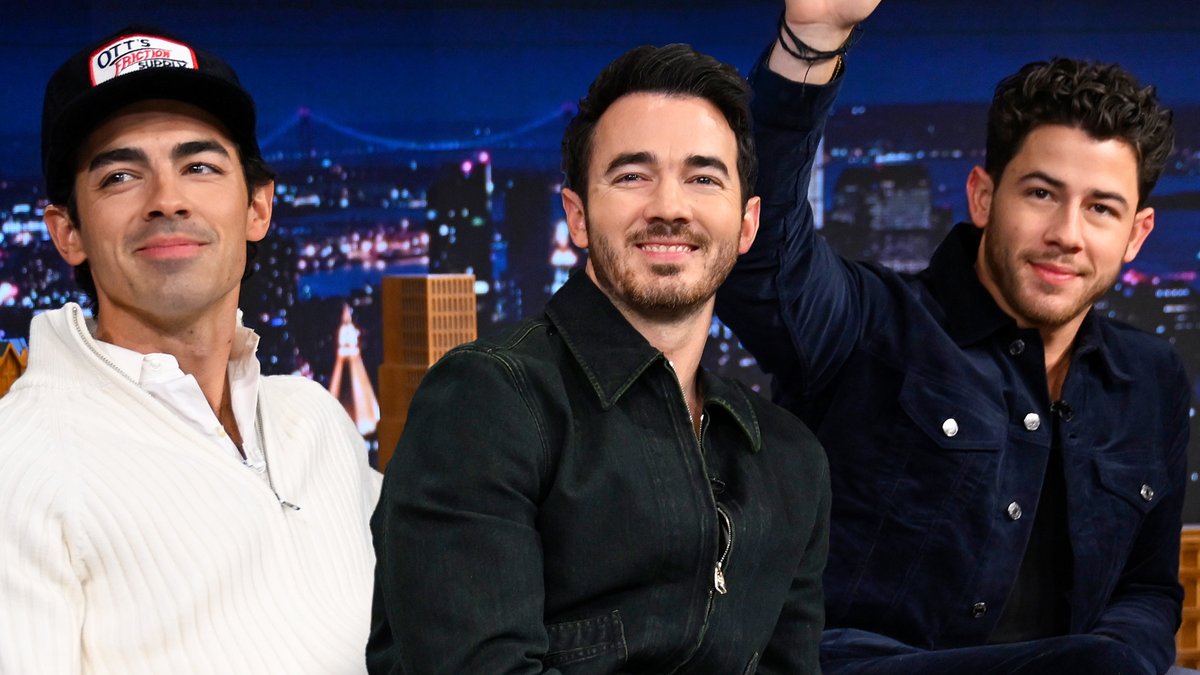 Random man Scott Kelly crashes the Jonas Brothers interview to address his resume going viral at their concert and reveals whether or not he landed the job 👀 #FallonTonight