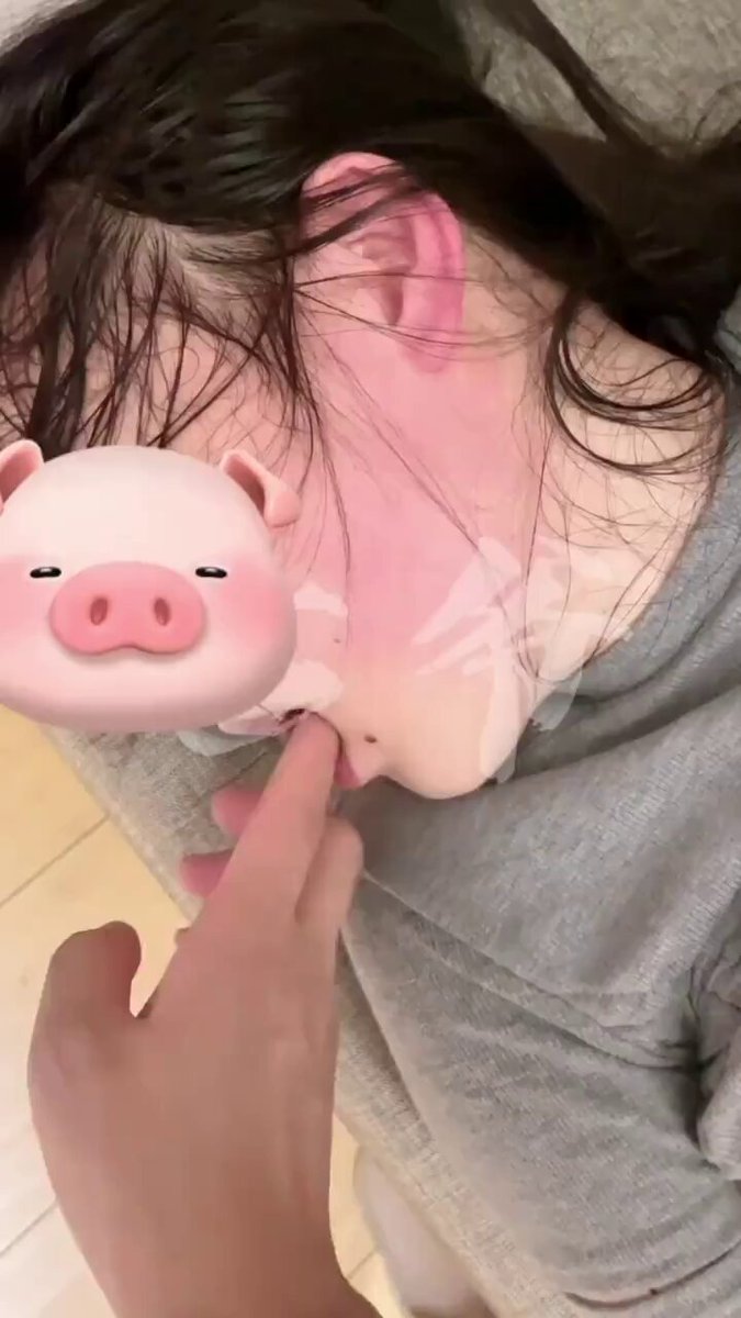 母狗一边被抽打着奶子和脸蛋，一边说想要，说话都抽抽梯悌的，母狗最喜欢被无情打脸了，吃着主人鞭打她的手指，说着痒下面痒，要肉棒插 真的是不被调教一次永远不知道自己有多下贱 （完整版看置顶或评论区，更多视频进电报群 ） #分腿 #调教 #男主 #女贝 #贱穴 #贱婊子 #骚逼