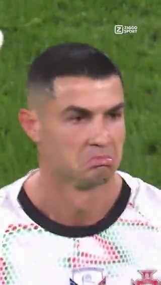 Cristiano Ronaldo geeft een elleboog en krijgt 𝐑𝐎𝐎𝐃! 🤯 #ZiggoSport #WCQ2026 #IRLPOR