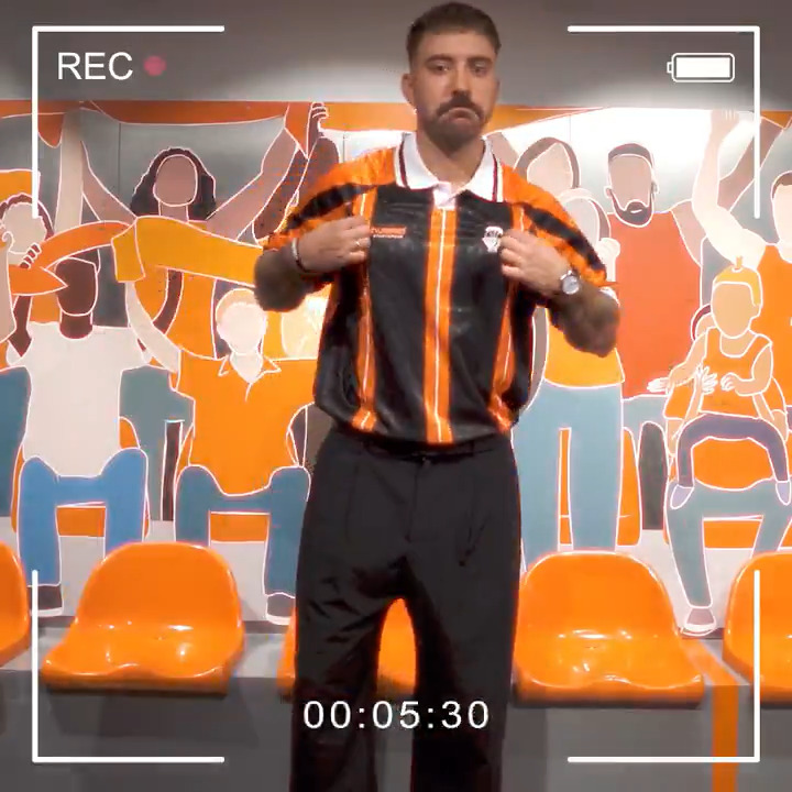 🧡🖤 𝐓𝐚𝐫𝐨𝐧𝐣𝐚 is the new 𝐁𝐥𝐚𝐜𝐤 𝐅𝐫𝐢𝐝𝐚𝐲 🍊 Desde este momento, 25% de descuento en una gran número de artículos de tienda 🍊 ¿Eres soci@ abonad@ o soci@ amic taronja? Entonces tu descuento sube al 35% 🛒 Te lo contamos todo, aquí 📲