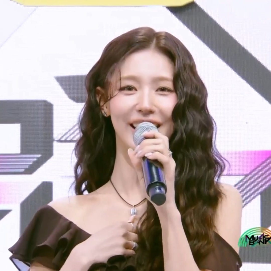 Miyeon thanking Sana for coming to support her today and shouting "I love you" and "NO SANA NO LIFE"