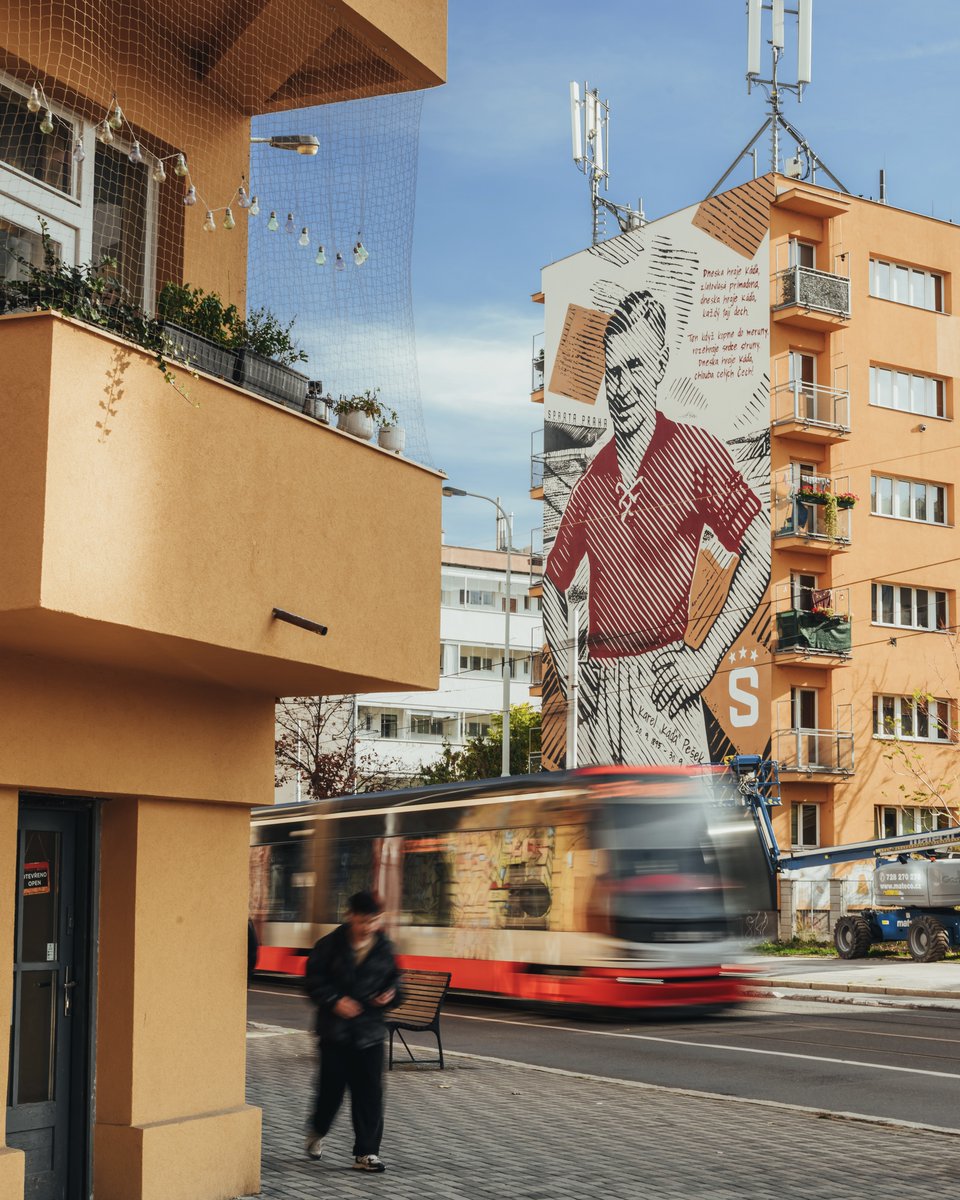 🎨 MURAL | Představujeme naši první velkoformátovou malbu ve veřejném prostoru, jejíž hrdinou je Karel „Káďa“ Pešek 🤩 Autorem muralu, který si můžete prohlédnout v holešovické ulici Plynární, je studio Rivus 👏 ➡️